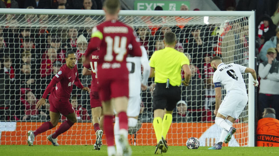 JB 16 Liverpool - Hráč Realu Madrid Karim Benzema (vpravo) strieľa piaty gól vo futbalovom zápase osemfinále Ligy majstrov FC Liverpool - Real Madrid v Liverpoole 21. februára 2023. FOTO TASR/AP
Real Madrid's Karim Benzema, right, scores his side's fifth goal during the Champions League, round of 16, first leg soccer match between Liverpool and Real Madrid at the Anfield stadium in Liverpool, England, Tuesday, Feb. 21, 2023. (AP Photo/Jon Super)