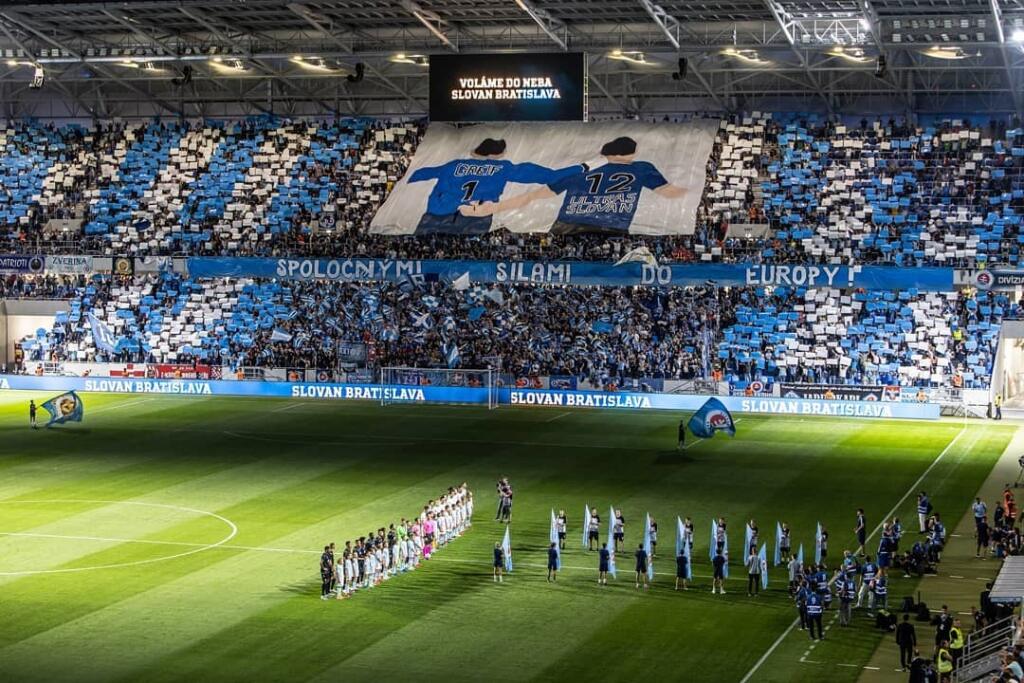 Jedným z pozitívnych momentov zápasu Slovana Bratislava s PAOK-om Solún bolo úvodné choreo fanúšikov domáceho tímu. Znázornili na ňom brankára Dominika Greifa, pre ktorého to bola veľká pocta.