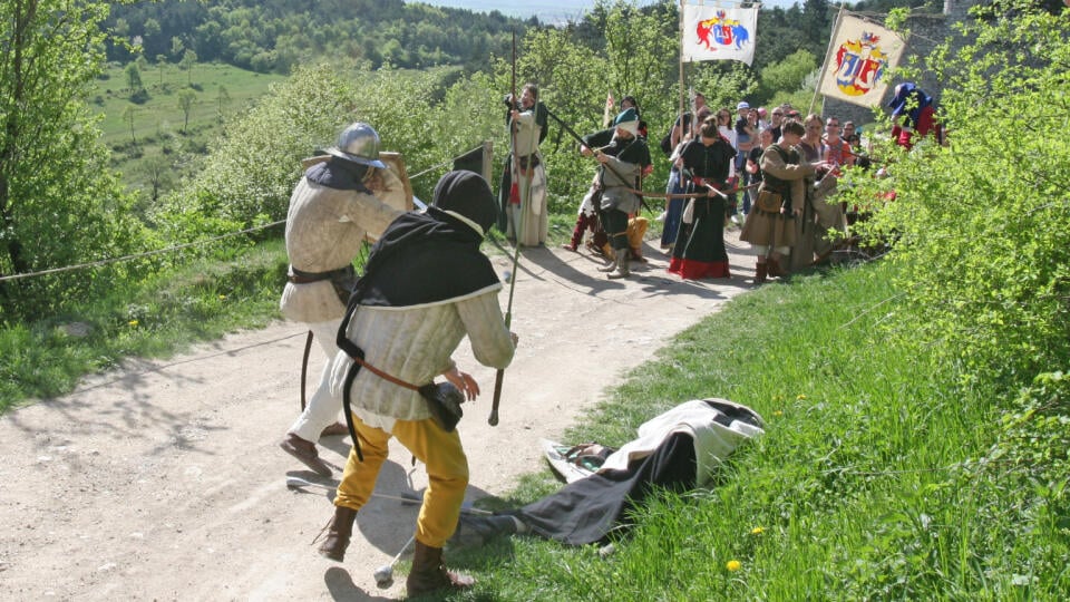 Letnú turistickú sezónu otvorilo dobývanie Čachtického hradu.