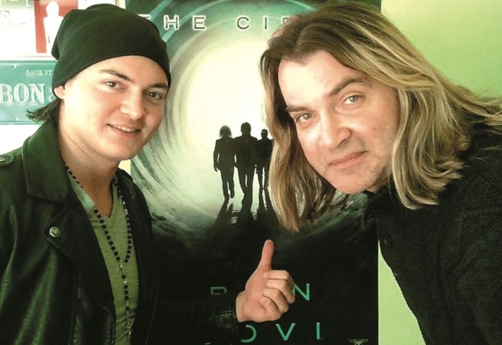 Braňo Mojsej sa teší zo študijných úspechov svojho syna Braňa.