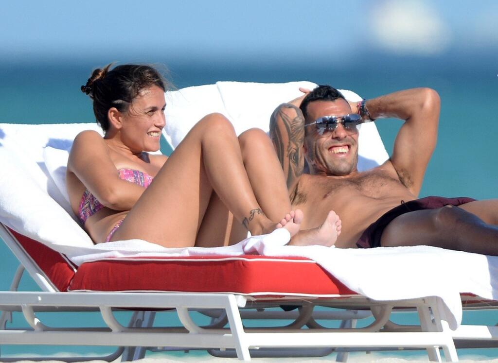 Argentínsky futbalista Carlos Tevez, ktorý je potetovaný takmer od hlavy po päty si užíval slnečné lúče so svojou manželkou Vanesou na Miami.