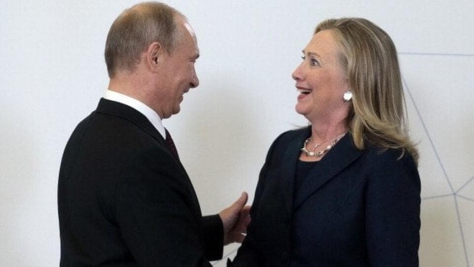Ruský prezident Vladimir Putin a americká politička Hillary Clintonová.