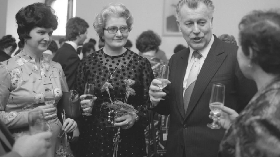 Symbolom MDŽ boli za socializmu červené karafiáty. Stranícki a štátni funkcionári v tento deň prijímali ženy, ktorým dávali kvety a vyznamenania, na snímke Peter Colotka, predseda vlády SSR.