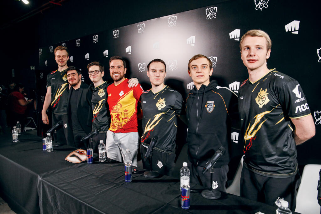 Hráči tímu G2 Esports Caps, Perks, Mikyx, Jankos, Wunder PromiseQ
a Ocelote na svetových majstrovstvách League of Legends v Madride
v roku 2019 sú šťastní po víťaznom zápase s tímom z Južnej Kórey.