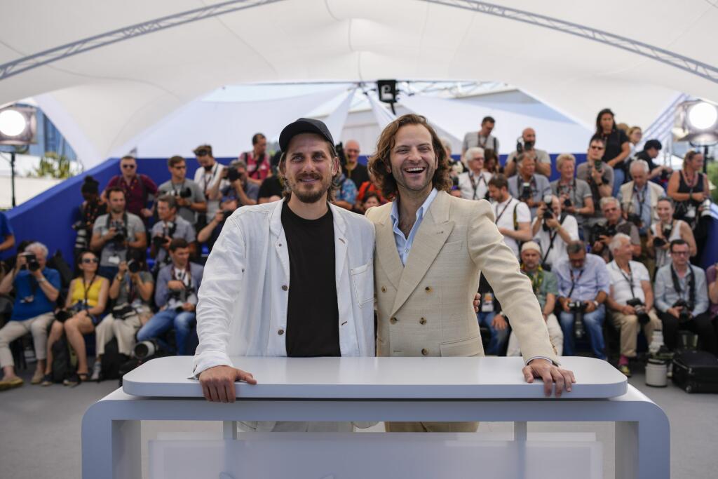JB 31 Cannes - Herci Luca Marinelli (vľavo) a Alessandro Borghi pózujú fotografom počas fototermínu k filmu 'The Eight Mountains' na 75. ročníku Medzinárodného filmového festivalu v Cannes 19. mája 2022. FOTO TASR/AP