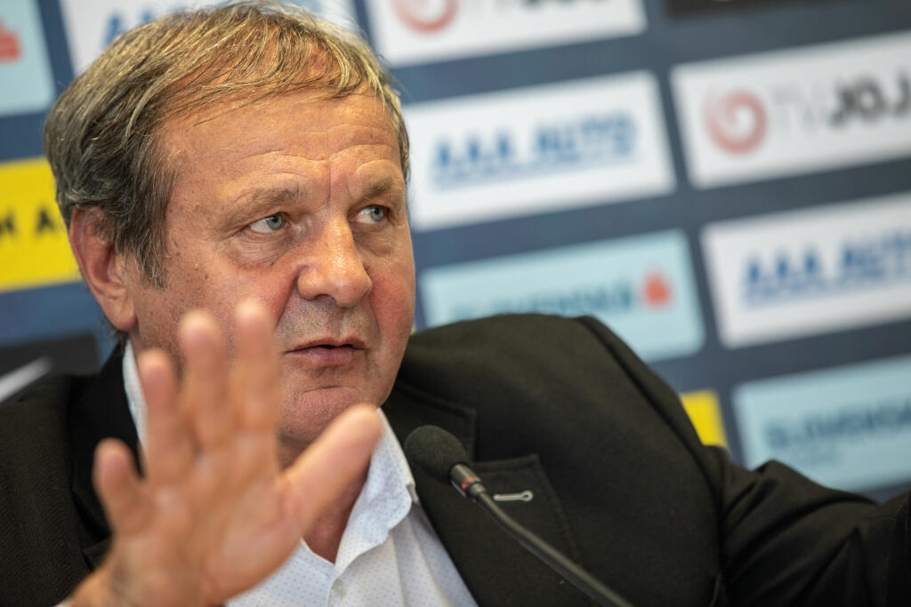 "Neviem si predstaviť budúcnosť bez Dúbravku, Škriniara, Lobotku, Vlada Weissa, takže som sa rozhodol ukončiť moje pôsobenie pri reprezentácii. Zavolal som pána prezidenta a nepovedal som mu dôvody, lebo sú to 'jeho deti' a ranil by som ho. Poplakali sme si, rozlúčili sme sa, s hráčmi iba s tými, ktorých som stretol pri ceste do auta. Nechcel som ísť do Švédska s týmito hráčmi a usmievať sa," povedal Kozák s tým, že nevie, kde spomínaní hráči boli v čase večierky.