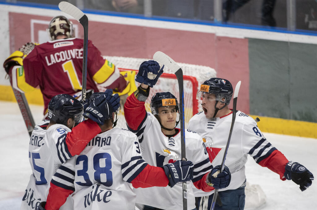 Na snímke hokejisti Slovana zľava Matt Mackenzie, Matteo Gennaro, Danill Fomynch a Marcel Haščák sa tešia po strelení gólu počas zápasu 20. kola hokejovej Tipos extraligy medzi HC Slovan Bratislava - HK Dukla Trenčín v Bratislave v piatok 25. novembra 2022.