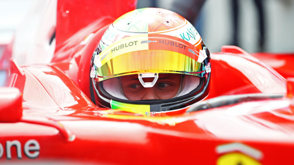 Mick Schumacher sa pred rokom posadil do monopostu Ferrari, v ktorom jazdil aj jeho legendárny otec Michael.