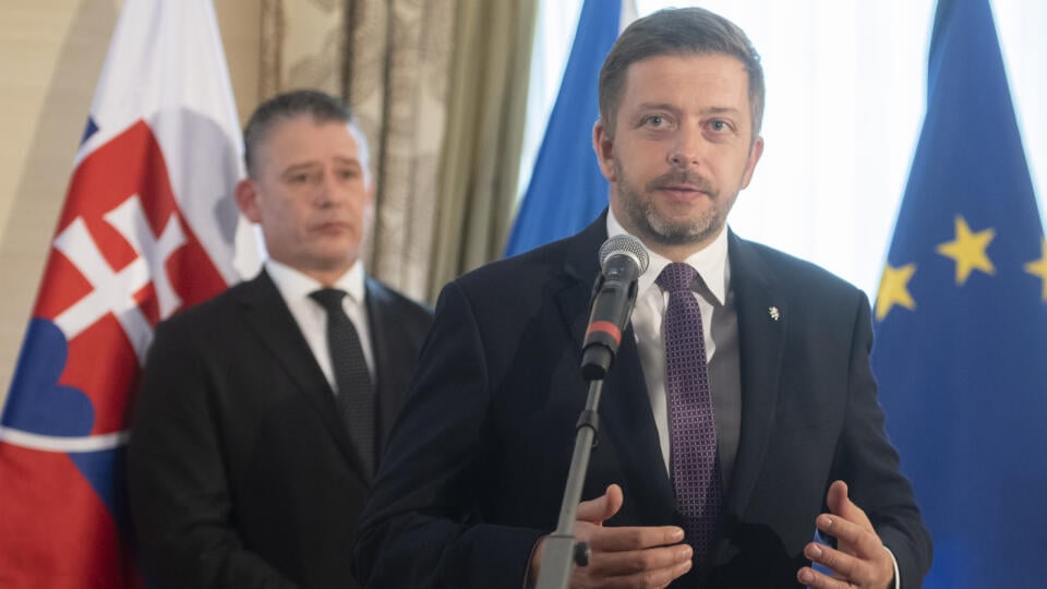 Na snímke v popredí český minister vnútra Vít Rakušan a v pozadí minister vnútra SR Roman Mikulec počas tlačovej konferencie ministrov vnútra Slovenska, Česka, Rakúska a Maďarska na tému Nelegálna migrácia v Bratislave v pondelok 3. októbra 2022. FOTO TASR - Martin Baumann