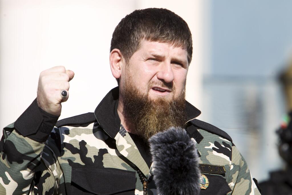 Čečenský vodca Ramzan Kadyrov gestikuluje počas príhovoru k 10 000 vojakom v Groznom 29. marca 2022. Čečenský vodca Ramzan Kadyrov v stredu 31. marca 2022 povedal, že Rusko neurobí žiadne ústupky vo svojej vojne na Ukrajine a že šéf ruských vyjednávačov Vladimir Medinskij sa vo svojich vyhláseniach pomýlil.
