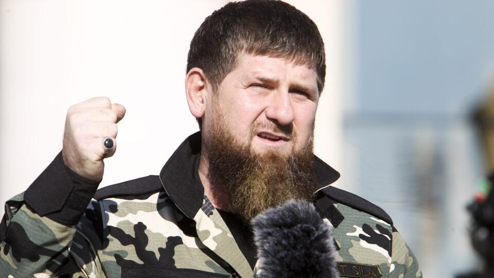 Čečenský vodca Ramzan Kadyrov gestikuluje počas príhovoru k 10 000 vojakom v Groznom 29. marca 2022. Čečenský vodca Ramzan Kadyrov v stredu 31. marca 2022 povedal, že Rusko neurobí žiadne ústupky vo svojej vojne na Ukrajine a že šéf ruských vyjednávačov Vladimir Medinskij sa vo svojich vyhláseniach pomýlil.