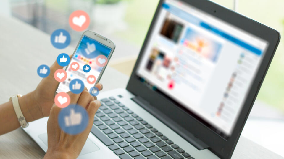 Young,Woman,Using,Smart,Phone,social,Media,Concept.