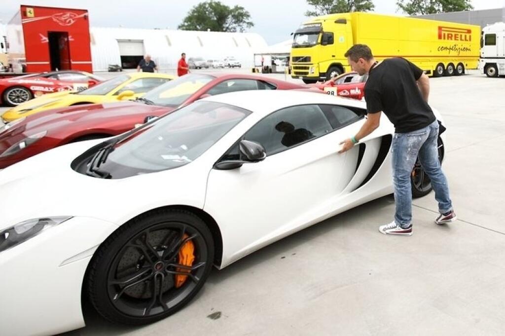 Višňovský si v roku 2012 zaobstaral kúsok, ktorých jazdí po slovenských cestách stále málo. Za biely McLaren MP4-12C zaplatil 200-tisíc eur.