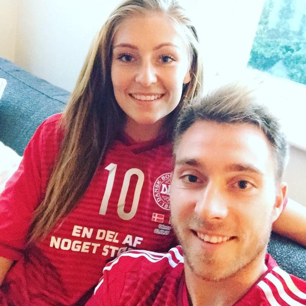 Dánsky futbalista Christian Eriksen a jeho priateľka Sabrina tvoria pár už takmer 10 rokov. Manželmi sú od roku 2018 a majú spolu dve deti.