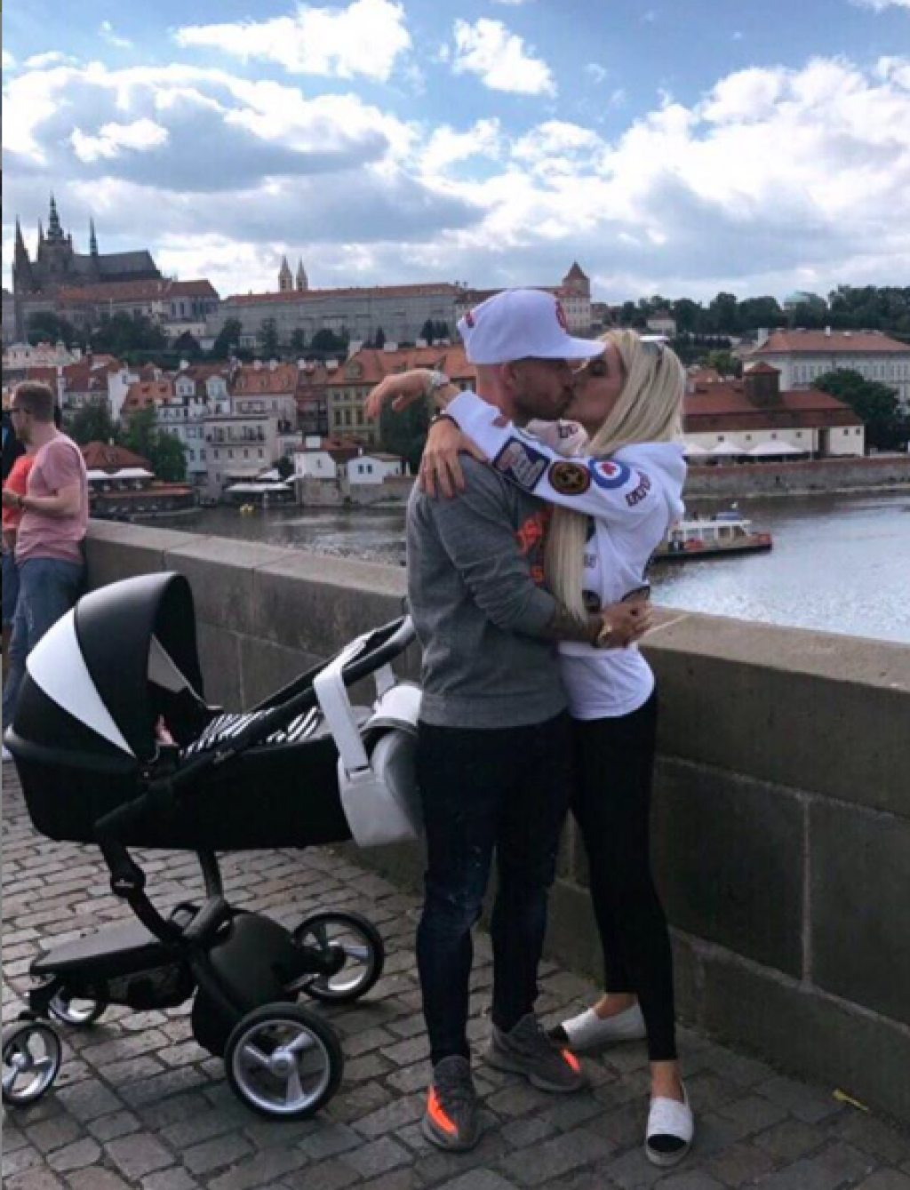 Krok so svojimi bývalými spoluhráčmi drží aj Miňo Stoch, ktorý svojho prvorodenému synovi chce dopriať čo najviac pohodlia a preto zakúpil Tobimu mašinu za 1000 eur.