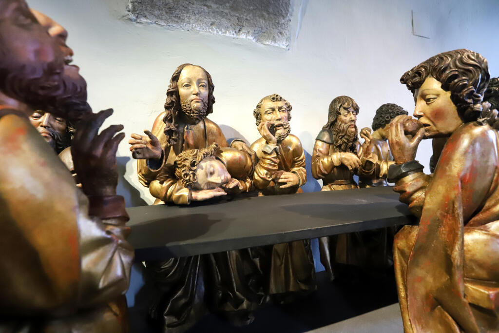 Slovenská národná galéria (SNG) na Zvolenskom hrade otvorila novú expozíciu gotického umenia. Expozícia predstavuje kolekciu stredovekého sochárstva a maliarstva na Slovensku jedinečnú počtom vystavených diel, ako aj koncentráciou na obdobie 14. až 16. storočia. Vystavených je viac než 70 sôch a obrazov. Na snímke Posledná večera z farského kostola v Levoči z rokov 1508 -1514 na Zvolenskom hrade v utorok 26. júla 2022. FOTO TASR - Ján Krošlák