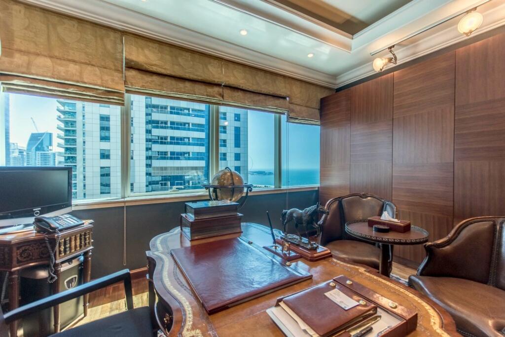 Keď boli Federerovci v Dubaji, užívali si v luxusnom apartmáne. Pohrdli by ste takouto pracovňou alebo salónikom vo svojom apartmáne?