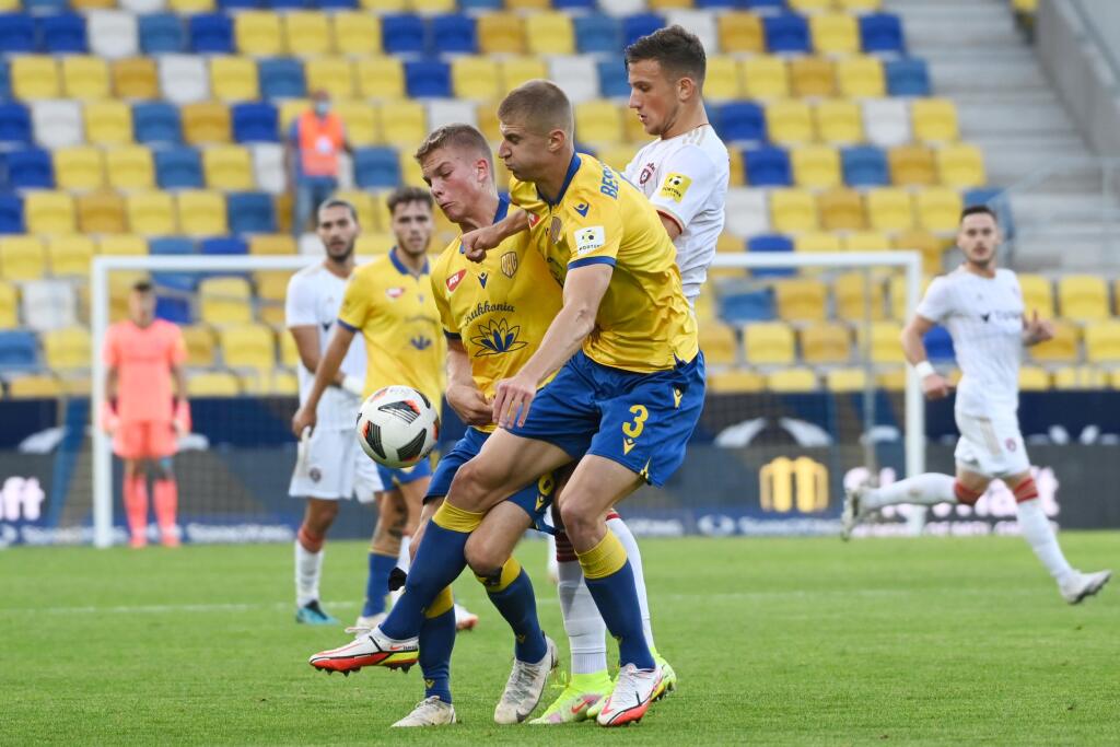 Na snímke zľava hráči DAC-u András Schafer, Danylo Beskorovajnyj a hráč Trnavy Milan Ristovski počas zápasu 9. kola Fortuna ligy medzi FC DAC Dunajská Streda a FC Spartak Trnava. V Dunajskej Strede, dňa 26. septembra 2021. FOTO TASR - Lukáš Grinaj