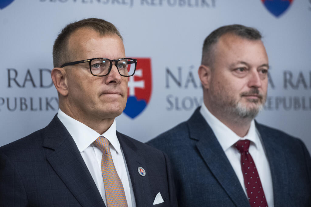 Na snímke zľava predseda Národnej rady SR Boris Kollár (Sme rodina) a minister práce, sociálnych vecí a rodiny SR Milan Krajniak (Sme rodina)  21. júna 2022. FOTO TASR - Jaroslav Novák