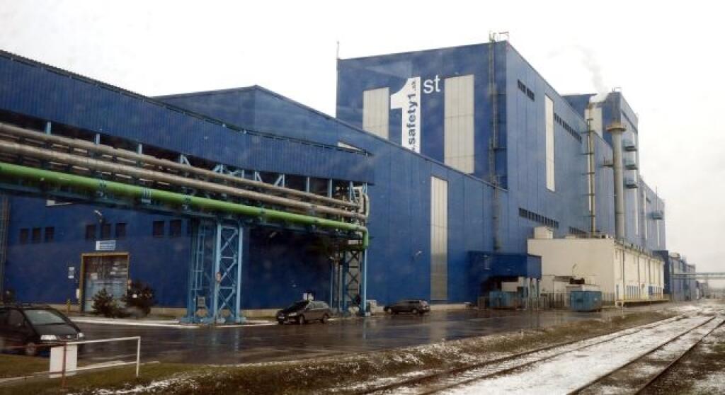 Premiér SR Robert Fico spoločne s prezidentom U. S. Steel Košice Davidom Rintoulom 26. marca 2013 v sídle spoločnosti U. S. Steel v Košiciach podpísali záväzné memorandum o ďalšom pôsobení oceliarskeho gigantu v Košiciach. Na snímke  pozinkovacia hala. FOTO TASR – František Iván