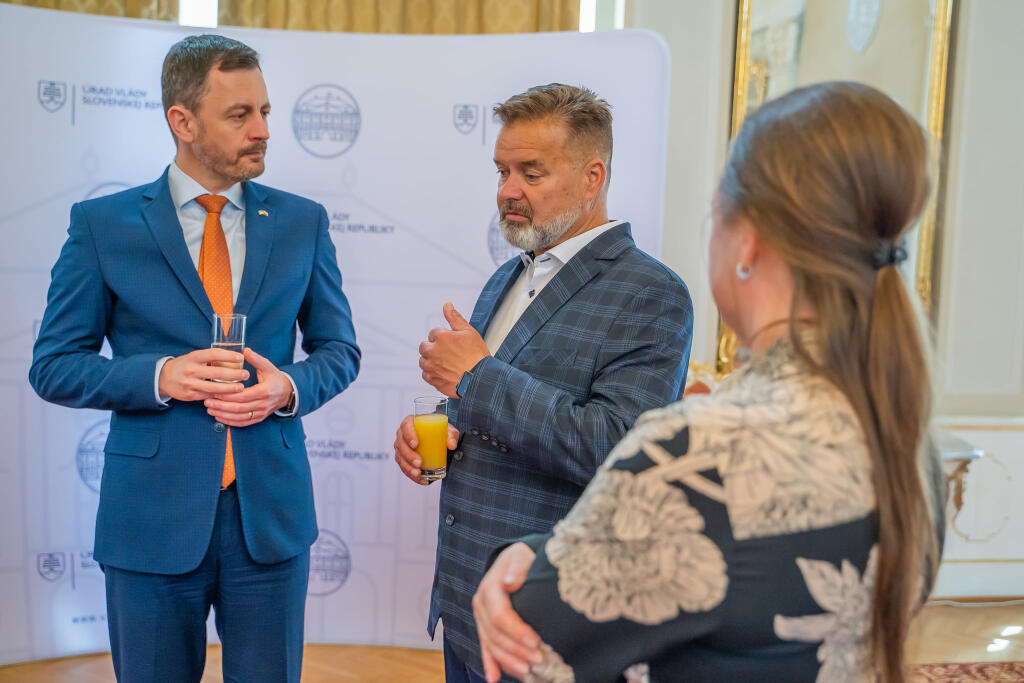 Premiéra Eduarda Hegera (OĽANO) navštívil v apríli 2022 Slovenský deaflympijský výbor. Na viacerých snímkach vidno predsedu vlády v spoločnosti Dušana Dědečeka, ktorý spôsobil 2. októbra 2022 vo večerných hodinách tragickú dopravnú nehodu na Zochovej ulici v Bratislave.