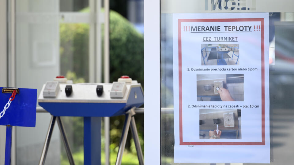 Približne pätina zamestnancov jedného z trenčianskych výrobných závodov zostala v karanténe. Hygienici tam prostredníctvom testov potvrdili osoby pozitívne na nový koronavírus. Na snímke vstup do závodu, 6. augusta 2020 v Trenčíne. FOTO TASR - Radovan Stoklasa