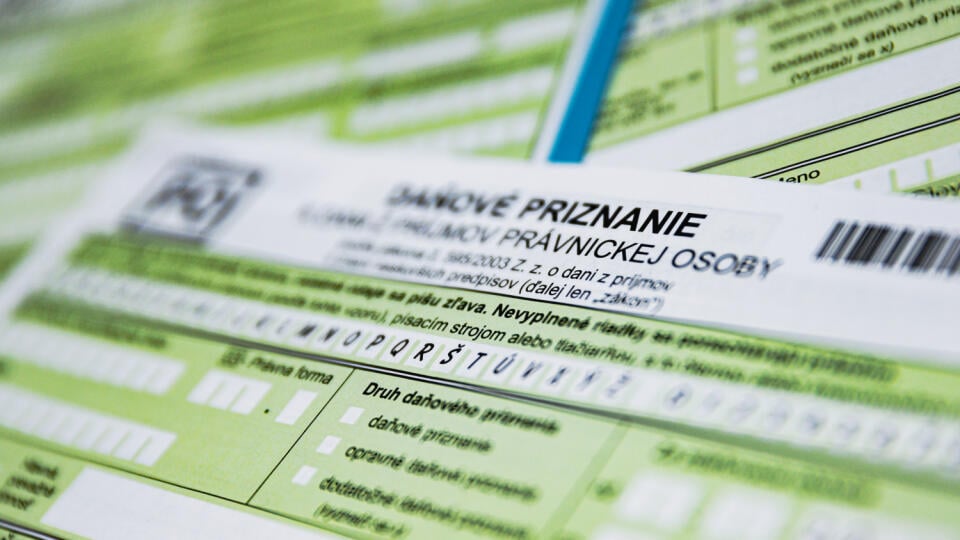 Na snímke tlačivá používané pri výbere daní.