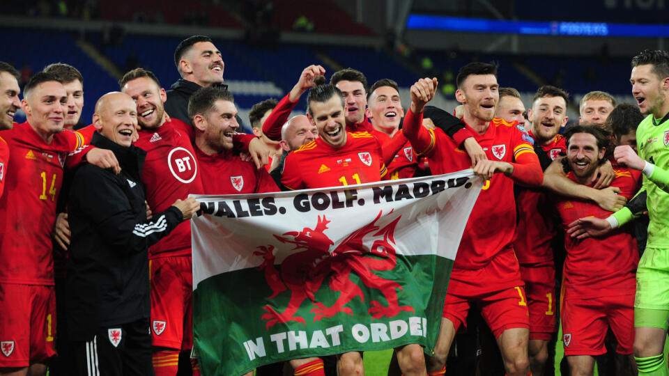 Hráči vytiahli národnú vlajku Walesu, na ktorej bol napísaný práve najnovší pokrik fanúšikov aj s provokatívnym dodatkom: „Wales, golf, Madrid, v tomto poradí.“ V hlavnej úlohe bol práve Bale, ktorý stál presne v strede vlajky vysmiaty od ucha k uchu.