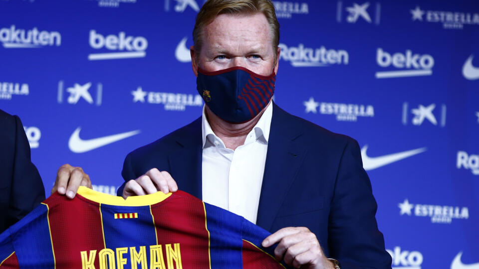 WA 25 Barcelona - Holanďan Ronald Koeman drží dres španielskeho futbalového veľkoklubu FC Barcelona so svojím menom počas svojho oficiálneho predstavenia ako nového trénera FC Barcelona v Barcelone v stredu 19. augusta 2020. Koeman je od stredy oficiálne tréner futbalistov FC Barcelona. Podpísal kontrakt do 30. júna 2022, o jeho menovaní informovala oficiálna stránka španielskeho klubu. Meno nového kouča už v utorok večer prezradil prezident FCB Josep Maria Bartomeu. Koeman vo funkcii nahradil Q