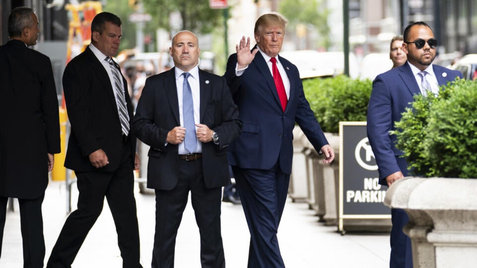 KK26 New York - Bývalý prezident USA Donald Trump máva počas odchodu z Trump Tower 10. augusta 2022 v New Yorku. Bývalý americký prezident Donald Trump v stredu vyhlásil, že Federálny úrad pre vyšetrovanie (FBI) mu bráni vstúpiť do jeho vily na Floride, v ktorom agenti v pondelok vykonali domovú prehliadku. FOTO TASR/AP
Former President Donald Trump waves as he departs Trump Tower, Wednesday, Aug. 10, 2022, in New York, on his way to the New York attorney general's office for a deposition in a c