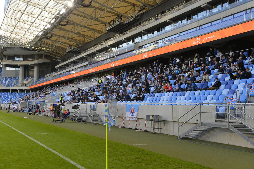 Na snímke pohľad na tribúny v zápase záverečného 10. kola nadstavbovej časti futbalovej Fortuna ligy v skupine o titul ŠK Slovan Bratislava - AS Trenčín 22. mája 2021 v Bratislave. FOTO TASR - Michal Svítok