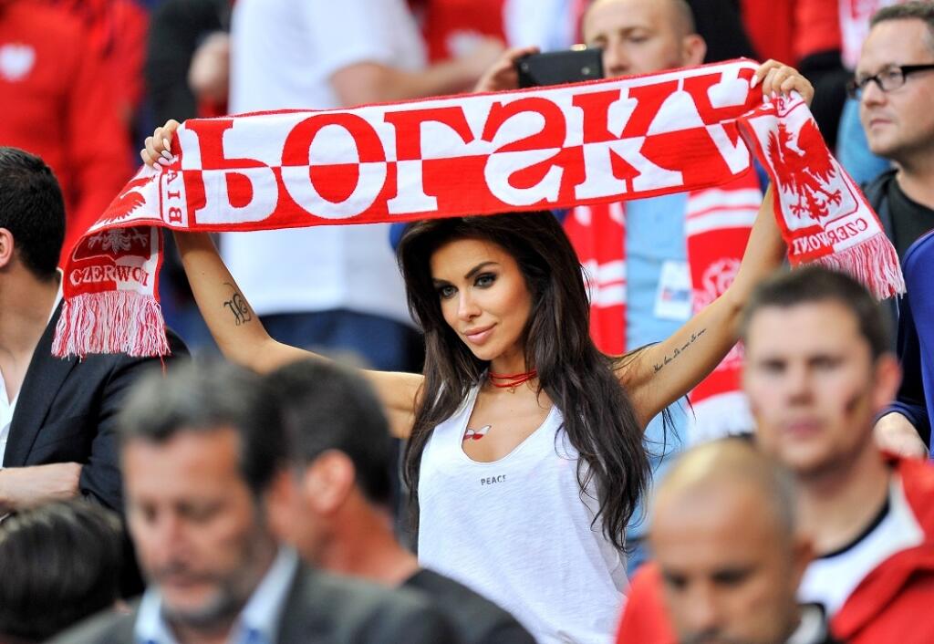 NATALIA SIWIECOVÁ (ME 2012 v Poľsku) - Natalia je podobný prípad ako Paraguajčanka Larissa. Odhalené poprsie predviedla dva roky po nej na ME 2012 v Poľsku a aj jej pozornosť a fotky zo zápasov rozbehli kariéru. Dostala sa na titulné strany časopisov, zlákal ju aj Playboy a v Poľsku bola najvyhľadávanejšou celebritou.
