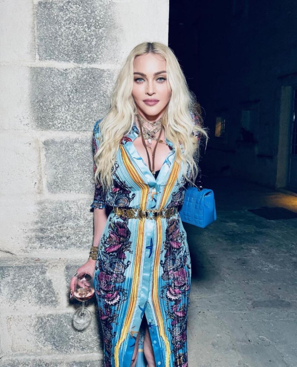 „Súdiac podľa fotografií by som povedal, že Madonna pravdepodobne absolvovala facelift, zdvihnutie viečok a endoskopický lifting. Madonna podľa všetkého podstúpila aj odstránenie bukálneho tuku, čo vytvára tenší profil a chudšie líca. Jej pokožka však vyzerá nedotknuto, čo je možný dôsledok viacerých chemických peelingov a laserových ošetrení,“ uviedol plastický chirurg doktor Youn, čím vysvetlil aj absenciu jaziev na jej tvári.