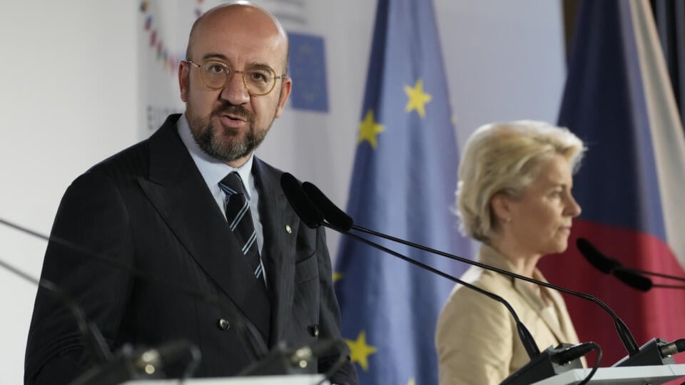 Zľava predseda Európskej rady Charles Michel a predsedníčka Európskej komisie Ursula von der Leyenová počas tlačovej konferencie po skončení neformálneho summitu Európskej rady v Prahe 7. októbra 2022.