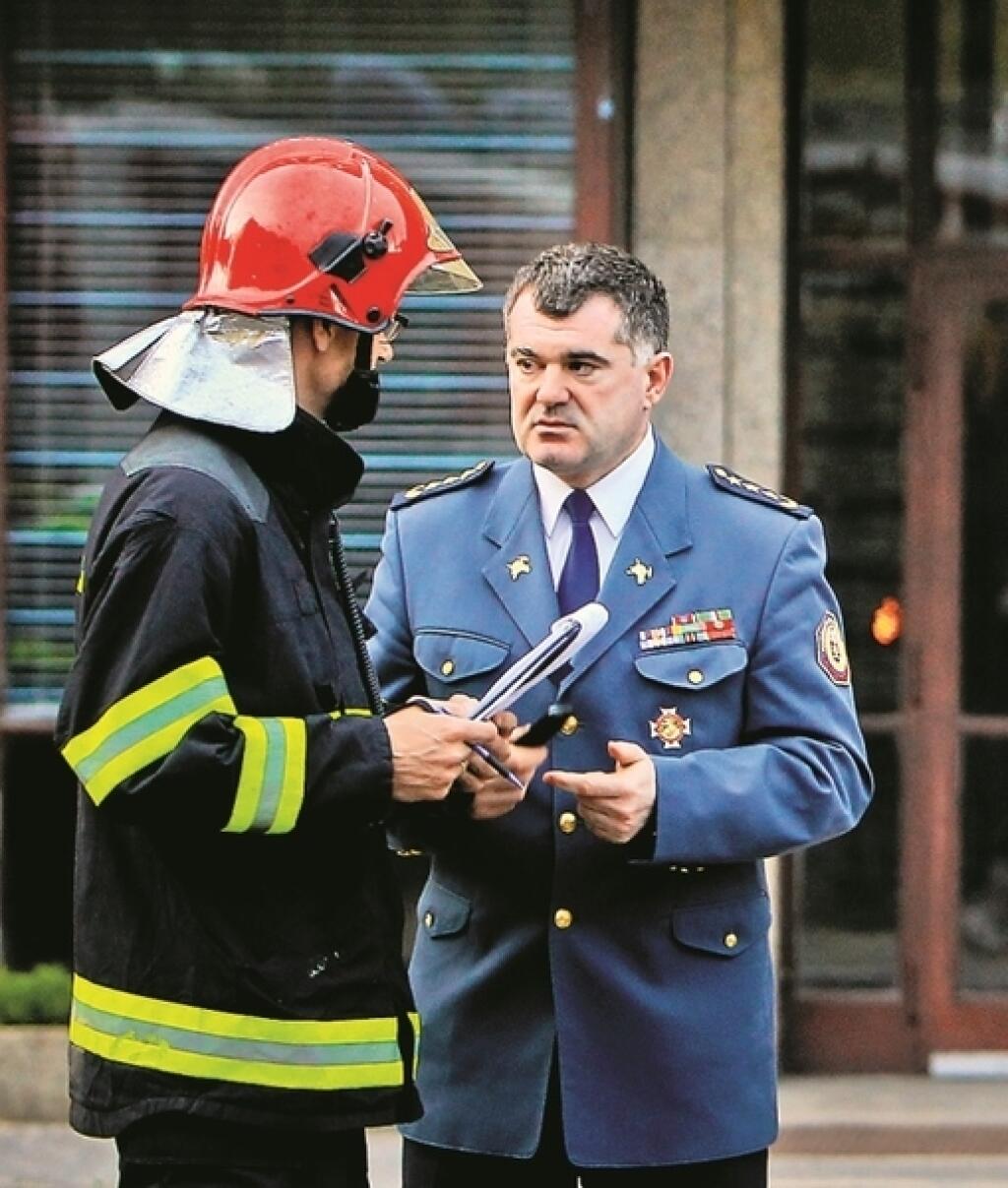 Alexander Nejedlý pri požiari budovy STU. Jeho schopnosti v tejto oblasti mu nikto neupiera.