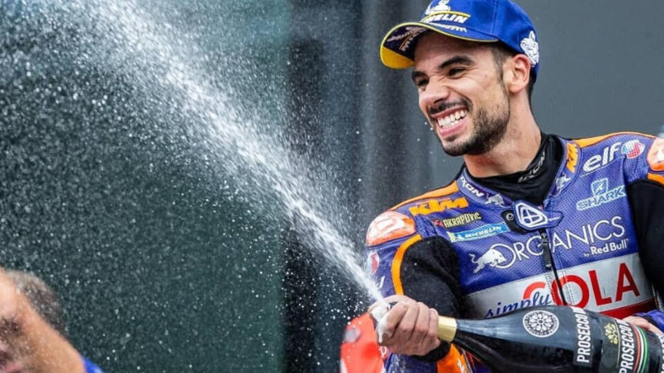 Miguel Oliveira pred pár dňami ako prvý Portugalčan vyhral v Rakúsku  veľkú cenu v MotoGP.