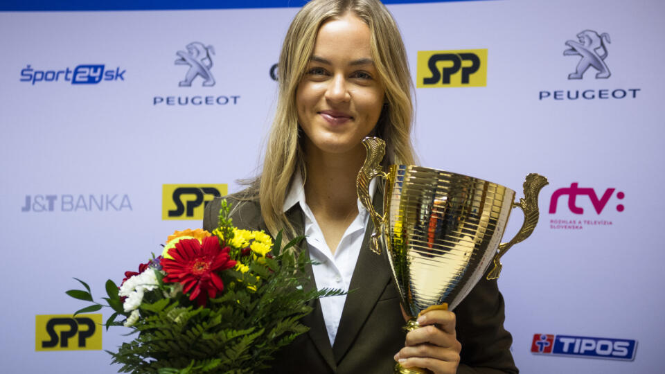 Na snímke slovenská tenistka Anna Karolína Schmiedlová s trofejou pre singlových víťazov päťdielnej série Peugeot Tennis Tour (PTT) počas tlačovej konferencie Slovenského tenisového zväzu (STZ) a odovzdania ocenení Peugeot Tennis Tour v Bratislave 7. októbra 2020. FOTO TASR - Jaroslav Novák