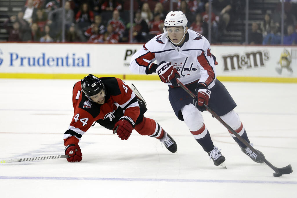 EBE 3 Newark - Na snímke vpravo slovenský obranca Capitals Martin Fehérváry, vľavo útočník Devils Miles Wood v zápase hokejovej NHL New Jersey Devils - Washington Capitals (3:6) v Newarku v noci na 25. októbra 2022. FOTO TASR/AP
Washington Capitals defenseman Martin Fehervary (42) controls the puck past New Jersey Devils left wing Miles Wood (44) in the third period of an NHL hockey game Monday, Oct. 24, 2022, in Newark, N.J. (AP Photo/Adam Hunger)