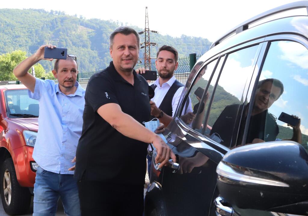 Na snímke bývalý predseda Národnej rady SR a líder mimoparlamentnej Slovenskej národnej strany (SNS) Andrej Danko nastupuje do auta po výpovedi na Národnej kriminálnej agentúre (NAKA) v Banskej Bystrici 23. júla 2020. FOTO TASR - Ján Krošlák