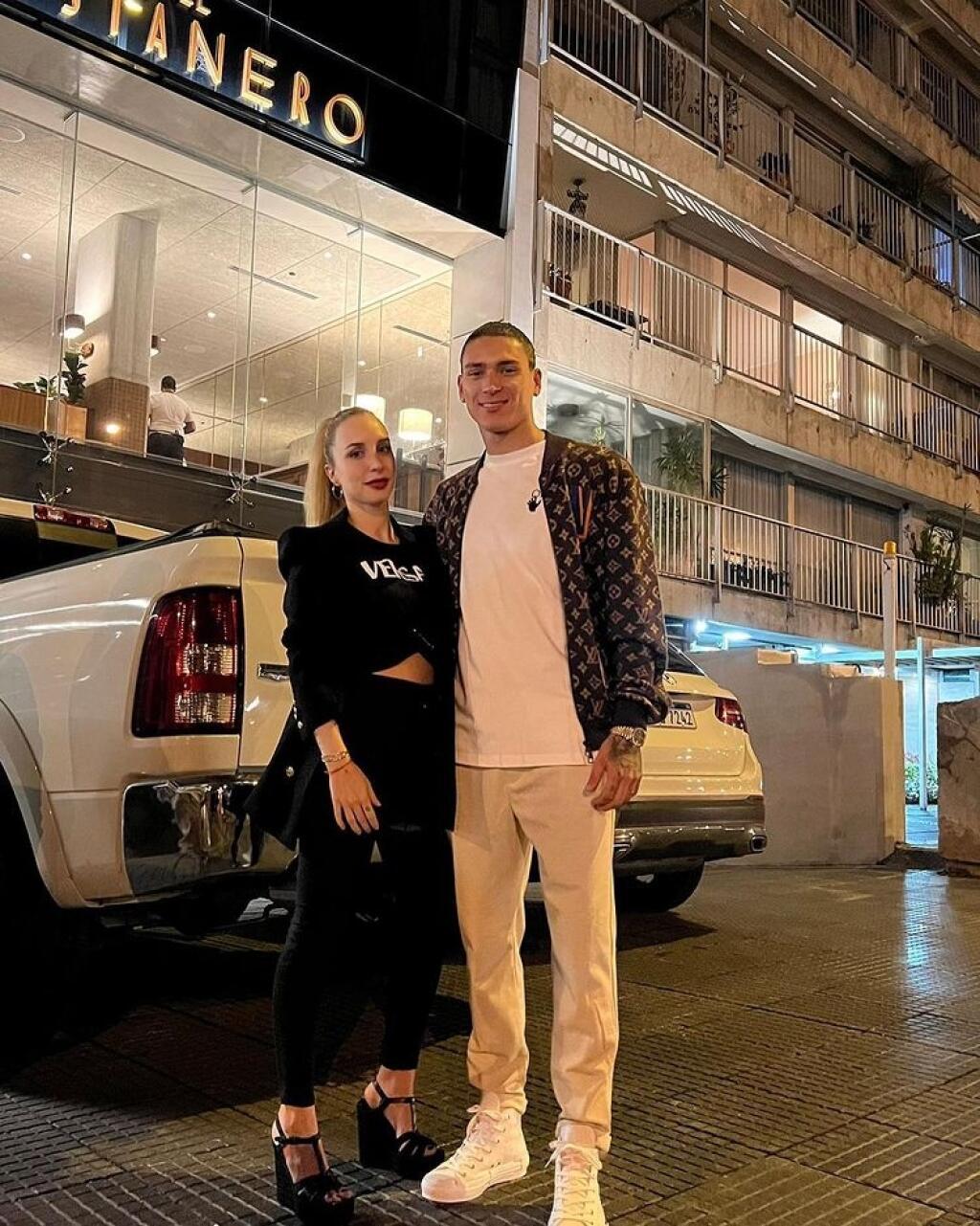 Lorena a Darwin s deťmi vyzerajú ako šťastná rodinka.
