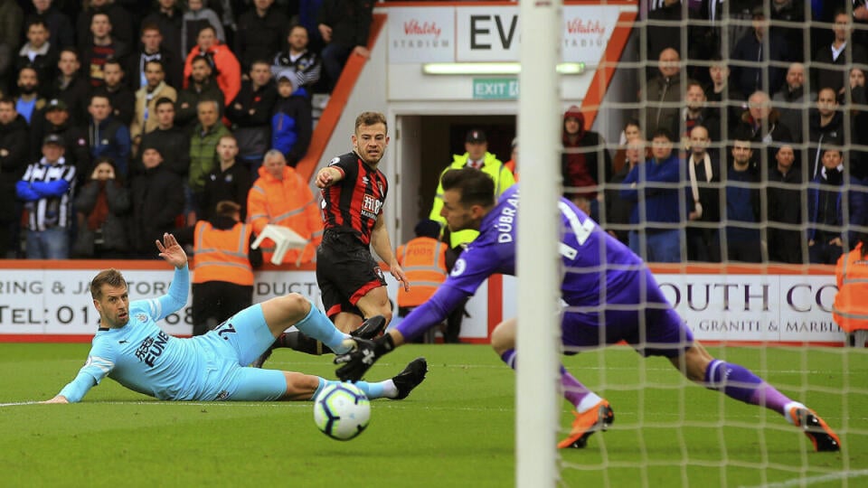 Futbalisti Newcastlu United aj s Martinom Dúbravkom v bránke remizovali v sobotňajšom stretnutí anglickej Premier League na pôde Bournemouthu 2:2.