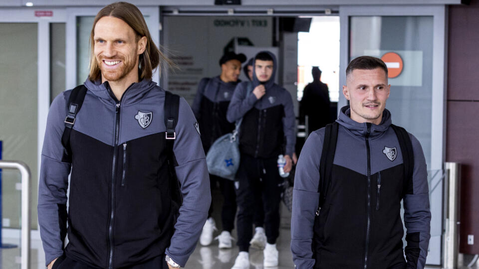 Na snímke sú hráči švajčiarskeho tímu FC Bazilej po prílete na Bratislavské letisko.