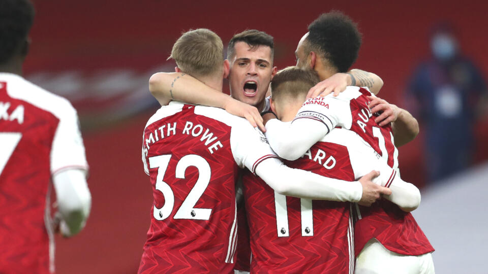 WA 80 Londýn - Futbalisti Arsenalu sa tešia po strelení gólu v zápase 24. kola anglickej  Premier League Arsenal Londýn - Leeds United v Londýne 14. februára 2021. FOTO TASR/AP


Arsenal players celebrate after Arsenal's Pierre-Emerick Aubameyang scored his side's opening goal during the English Premier League soccer match between Arsenal and Leeds United at the Emirates stadium in London, England, Sunday, Feb. 14, 2021. (Catherine Ivill/Pool via AP)