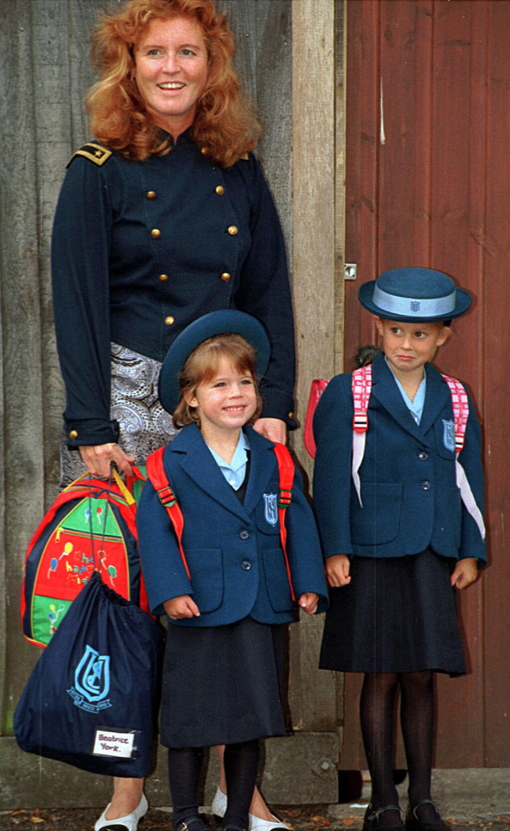 Princezná Eugénia (vľavo) a Beatrice v roku 1994 - mladšia Eugénia vtedy prvýkrát nastúpila na školu Upton House vo Windsore.