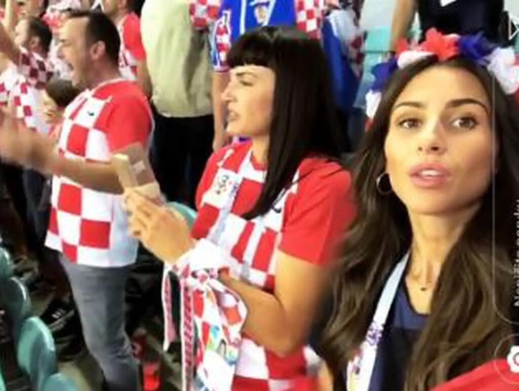 Livakovič sa môže okrem manželky pochváliť aj krásnou mamou, z ktorej sa podlomia nohy nejednému fanúšikovi. Manuela Skoblarová (vľavo) na svoj vek vyzerá úžasne.