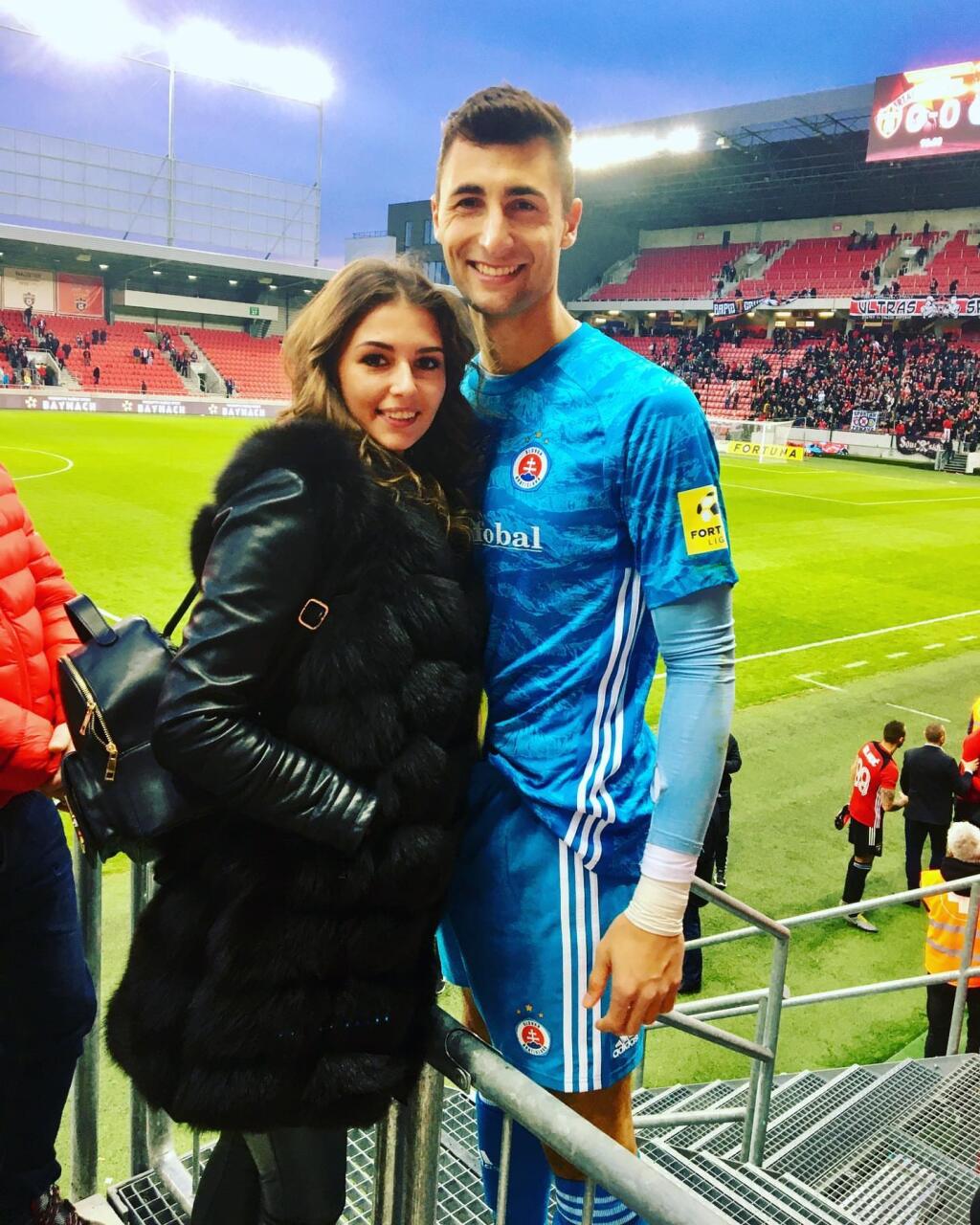 Brankár Slovana Bratislava Dominik Greif je kométou slovenského futbalu. Výborné výkony v drese belasých ho posunuli už aj do reprezentácie. Momentálne randí s misskou Natáliou Kalužovou.
