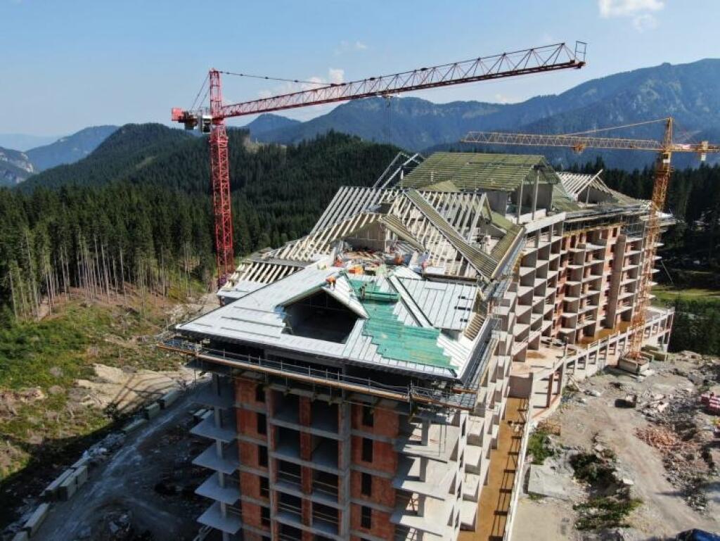 Najväčší hotel v Tatrách dokončuje strechu. Rezort otvorí brány budúcu zimu