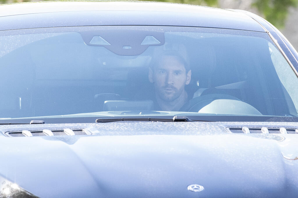 Argentínsky futbalista Lionel Messi sa vracia do tréningového procesu v FC Barcelona. Po tom, ako sa rozhodol zotrvať v katalánskom klube, pricestoval v pondelok do tréningového centra