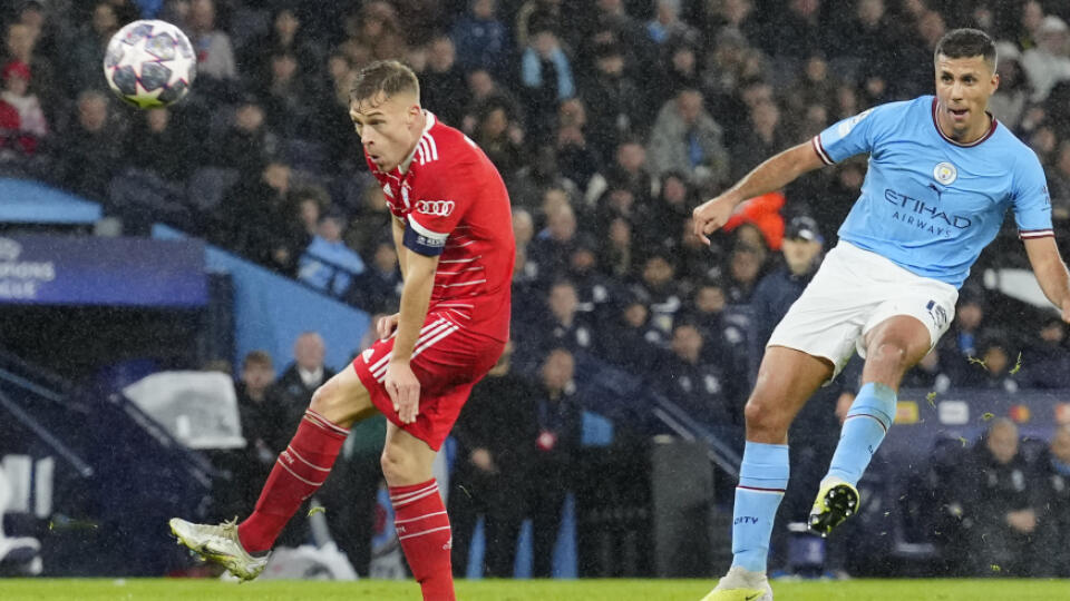 KK61 Manchester - Futbalista Rodrigo (druhý vľavo) z Manchestru City strieľa úvidný gól počas prvého zápasu štvrťfinále Ligy majstrov Manchester City - Bayern Mníchov 11. apríla 2023 v Manchestri. FOTO TASR/AP
Manchester City's Rodrigo, second left, scores his side's opening goal during the Champions League quarterfinal, first leg, soccer match between Manchester City and Bayern Munich at the Etihad stadium in Manchester, England, Tuesday, April 11, 2023. (AP Photo/Jon Super)