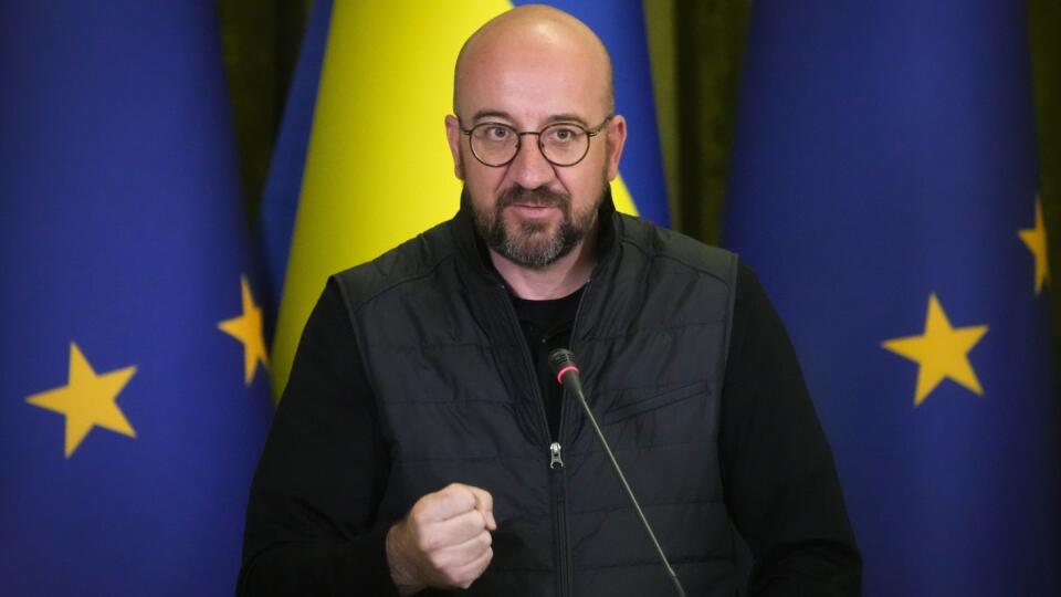 Predseda Európskej rady Charles Michel počas tlačovej konferencie s ukrajinským prezidentom Volodymyrom Zelenským po stretnutí 20. apríla 2022 v Kyjeve.